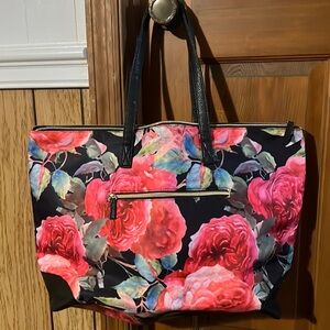 Floral weekend bag with long handles